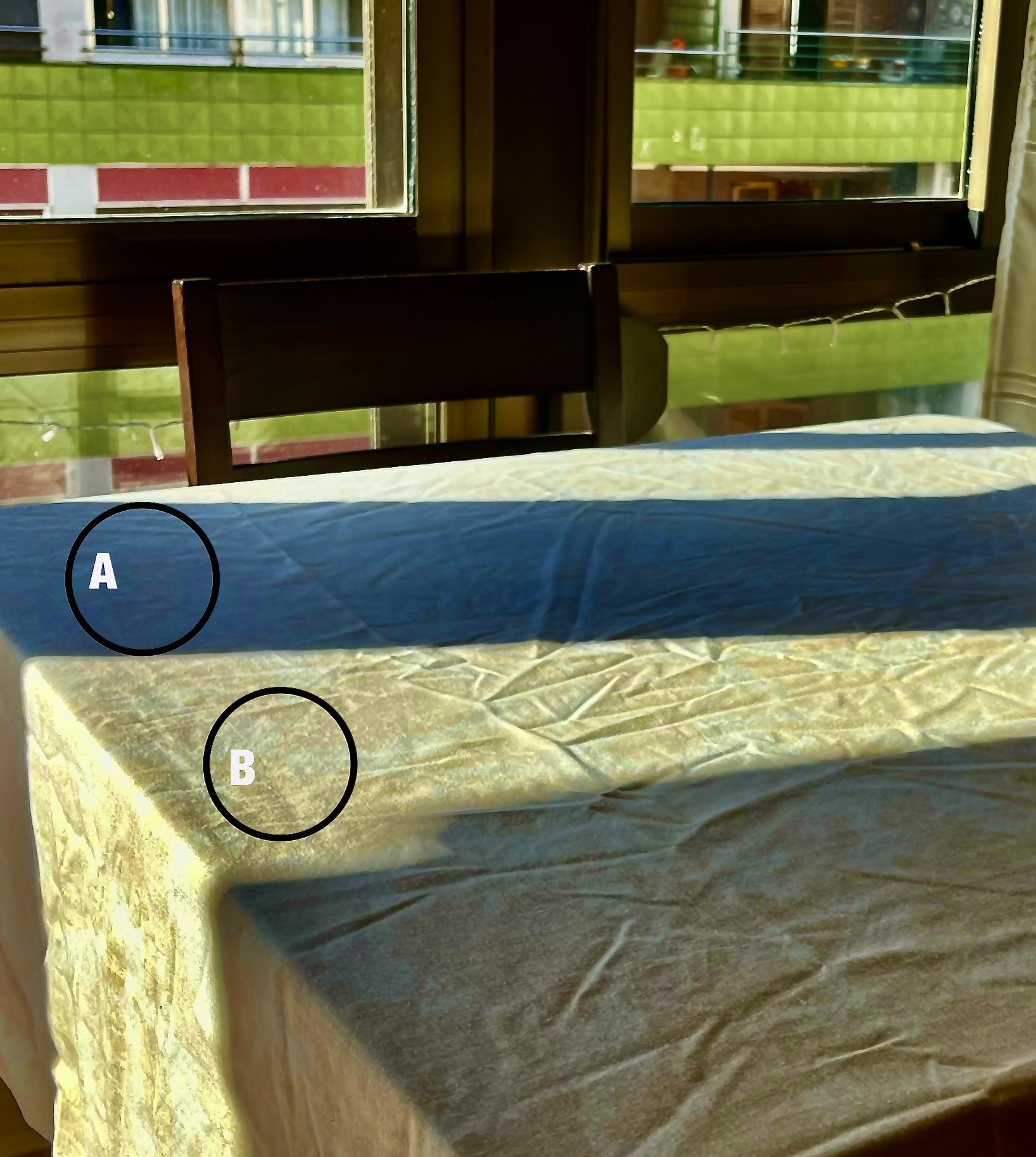 La sombra en una mesa